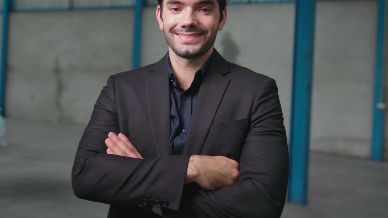 retrato de un gerente de fábrica confiado con traje y casco de seguridad