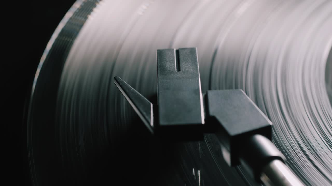 턴테이블 플레이어, 스타일러스 바늘을 떨어뜨리는 비닐 레코드 재생.