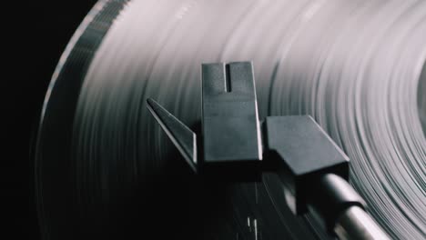 jugador de mesa giratoria, dejando caer la aguja del lápiz en el disco de vinilo tocando. 4k