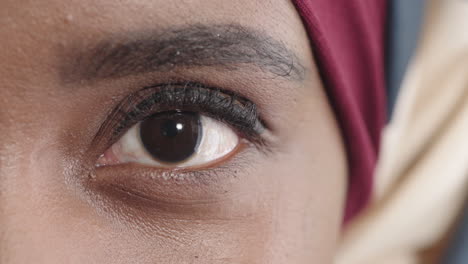 mujer afroamericana de cerca con los ojos parpadeando mirando a la cámara pensativa contemplativa