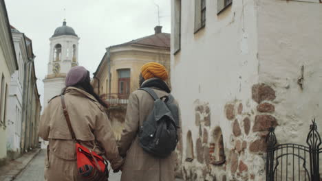 Pareja-Multiétnica-Caminando-Por-La-Calle-Del-Casco-Antiguo