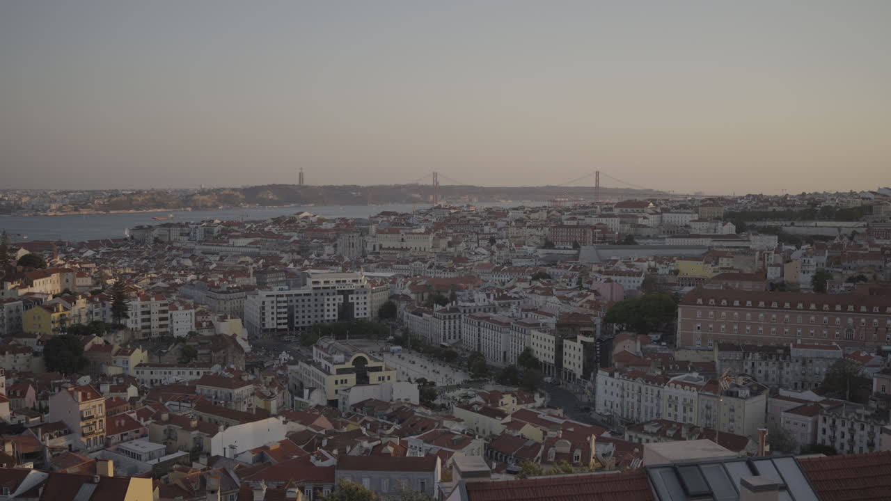 Skyline di Lisbona al tramonto