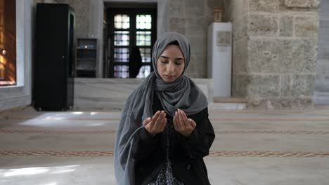 islamic girl prayer in mosque