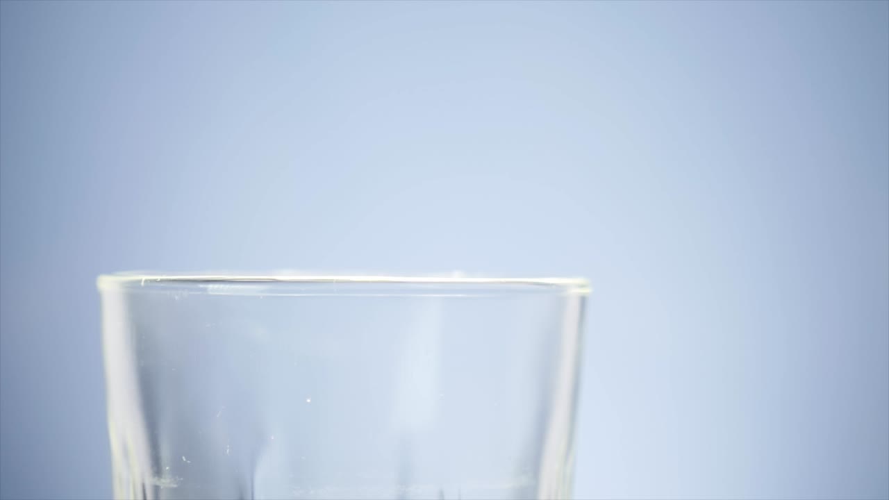 - 유리잔에 우유를 는 - 색 우유가 은 유리를 채우고 -  배경 앞에 우유는 어집니다.