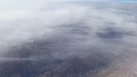 vista aérea de un paisaje montañoso con nubes