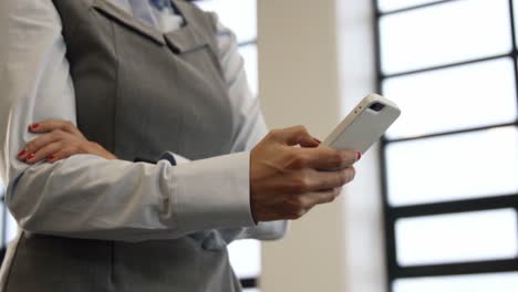 mujer de negocios usando su teléfono inteligente