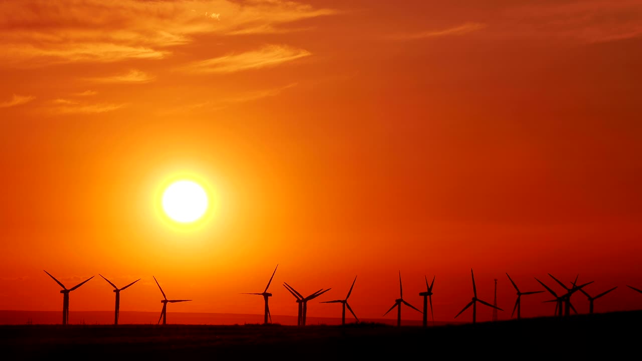 molino de viento eléctrico al atardecer 4k