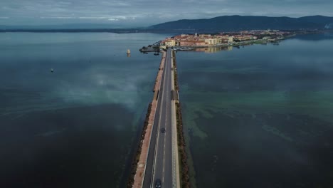 意大利托斯卡尼的奧貝特洛島鎮 (orbetello) 靠近阿根廷山 (monte argentario) 和馬雷馬公園 (maremma park),藍天和平靜的藍水