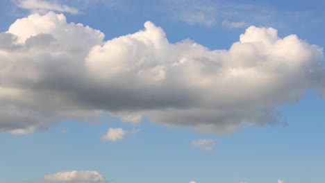 Textura-De-Formación-De-Nubes-Y-Detalle-De-Cúmulos-Que-Crecen-Y-Pasan-Por-Un-Cielo-Azul-Claro-Y-Suave