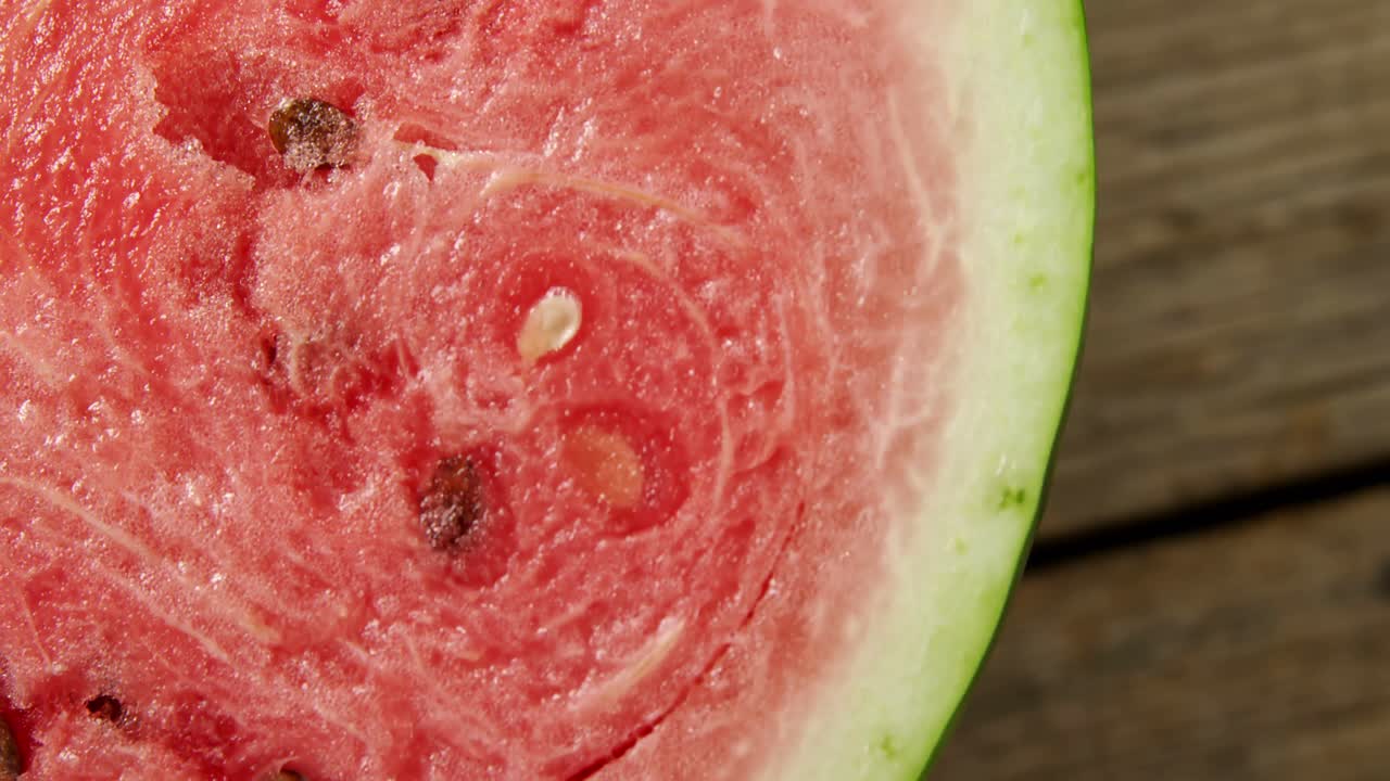 primer plano de una sandía cortada por la mitad