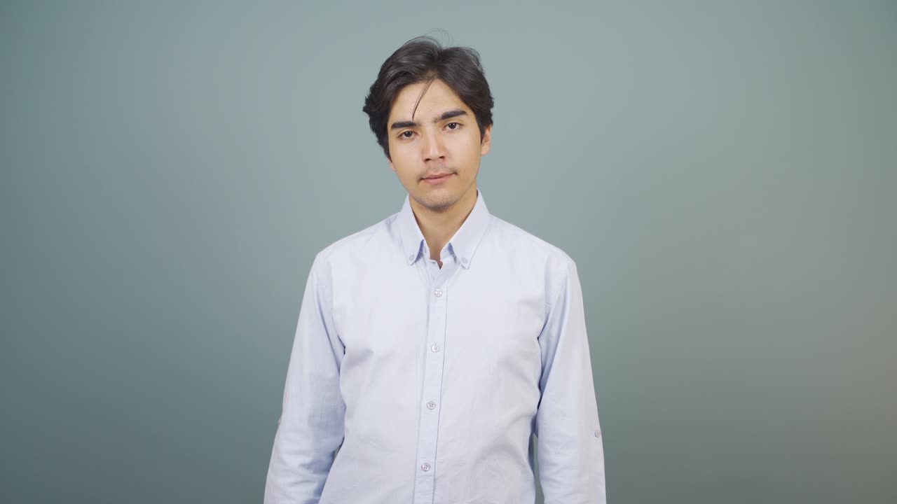 지루함 때문에 안타까워하고 숨을 쉬는 사람.