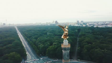 paralaje aéreo de drones alrededor de la columna de la victoria de berlín durante el amanecer cerca de la ciudad de berlín