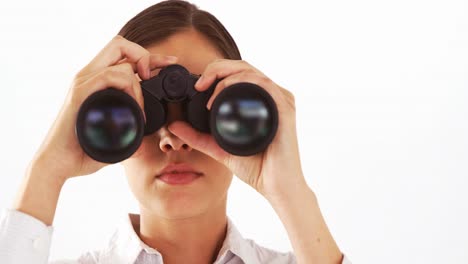 mujer de negocios mirando a través de binoculares