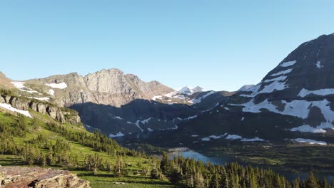 Asombroso-Paisaje-De-Un-Valle-En-Medio-De-Una-Cordillera,-Parque-Nacional-Glaciar,-Visita-Montana