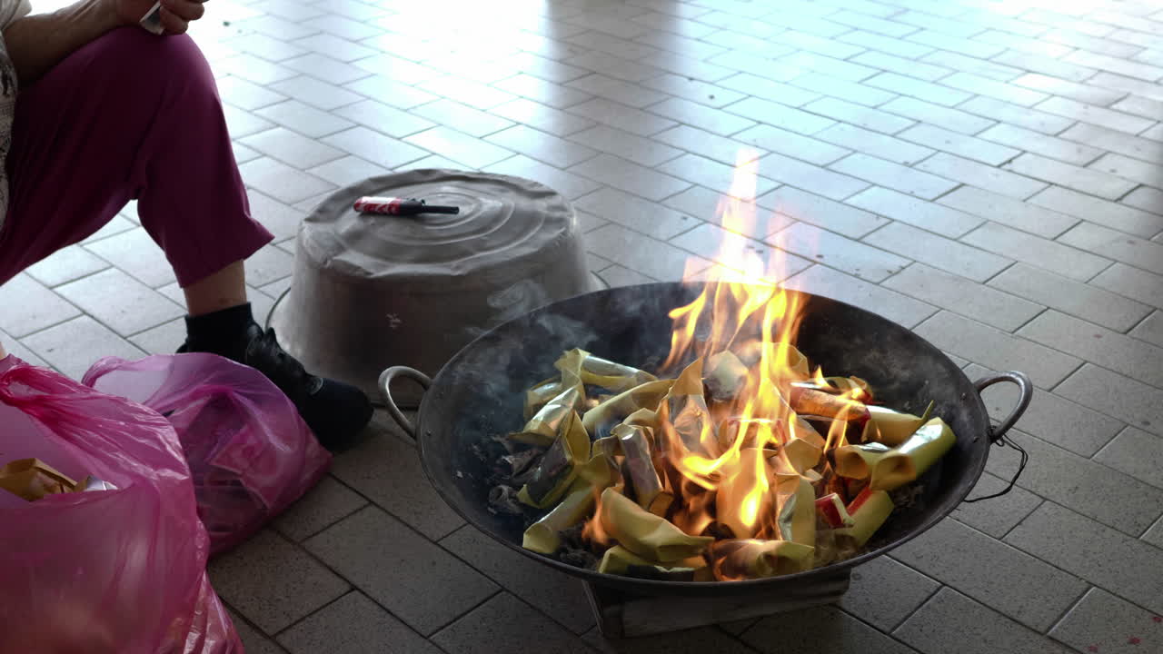 tiro medio, poner papel joss en la llama