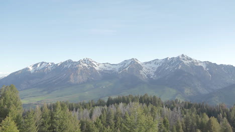 inclinarse hacia abajo sobre las estribaciones de las montañas de sierra nevada