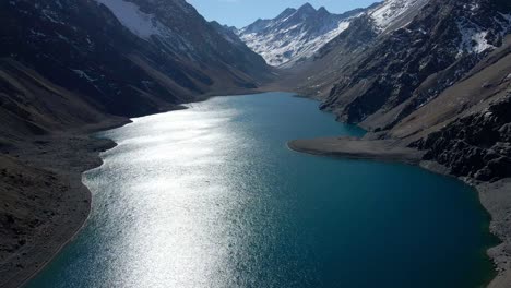 vista aérea de la laguna del inca en los andes chilenos en un día soleado