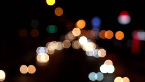círculo borroso bokeh tráfico en la carretera por la noche