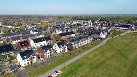 Revelación-Aérea-De-Casas-En-La-Ciudad-Con-Paneles-Solares-En-La-Azotea