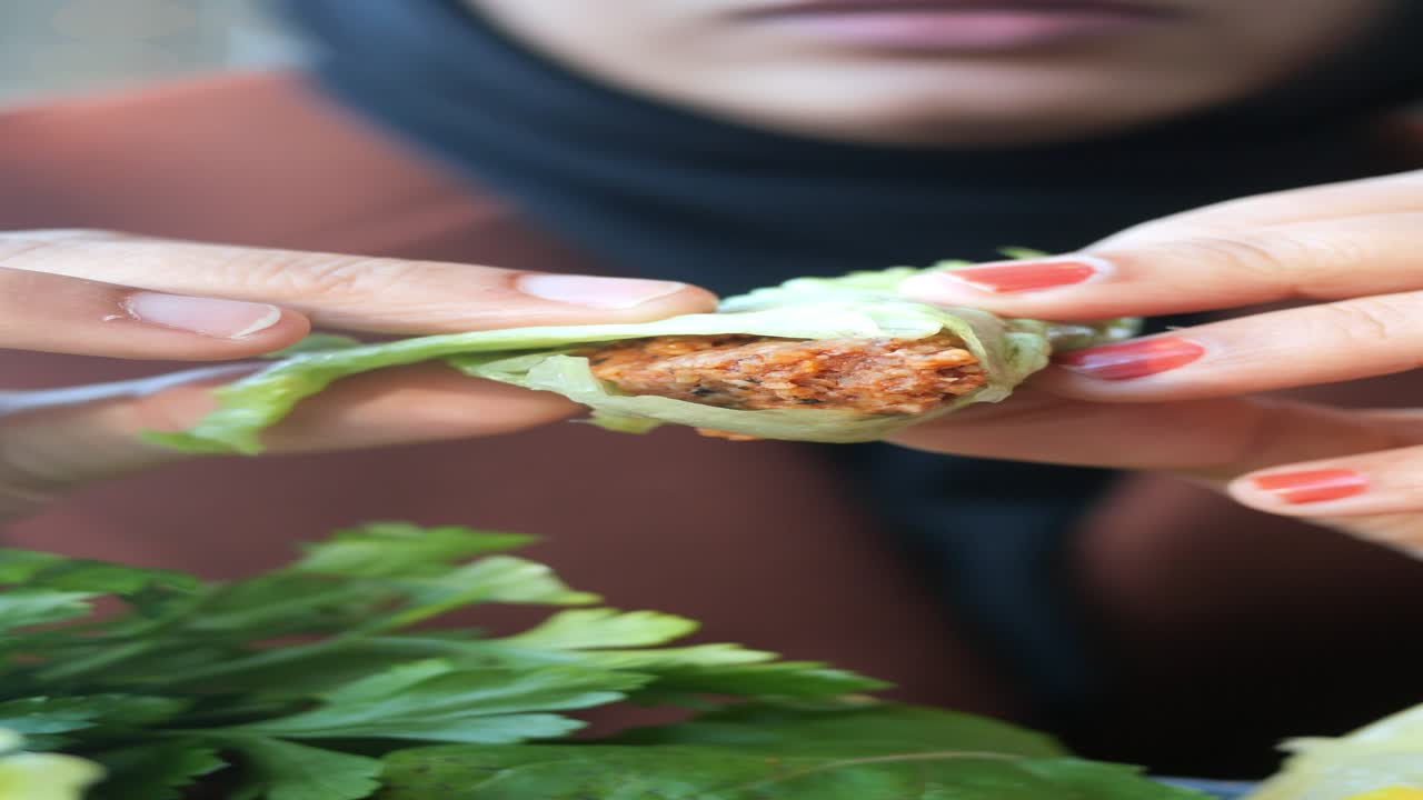mujer comiendo un plato tradicional turco con lechuga