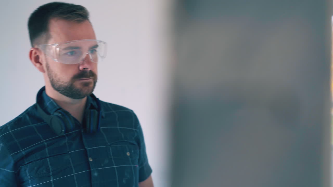 constructor de gafas decepcionado de comprobar la pared en la habitación