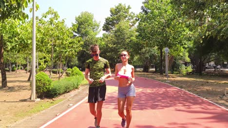 una pareja corriendo en un parque.
