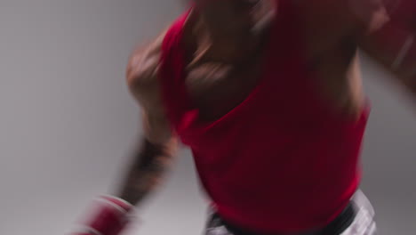 en tiempo real estudio pov tiro de boxeador masculino con guantes de boxeo en un partido de boxe o golpeando hacia la cámara 2