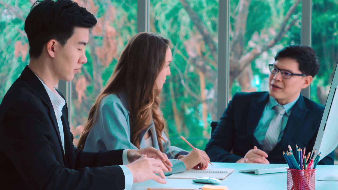 똑똑한 비즈니스맨과 비즈니스맨이 그룹 모임에서 토론을 하고 있습니다.