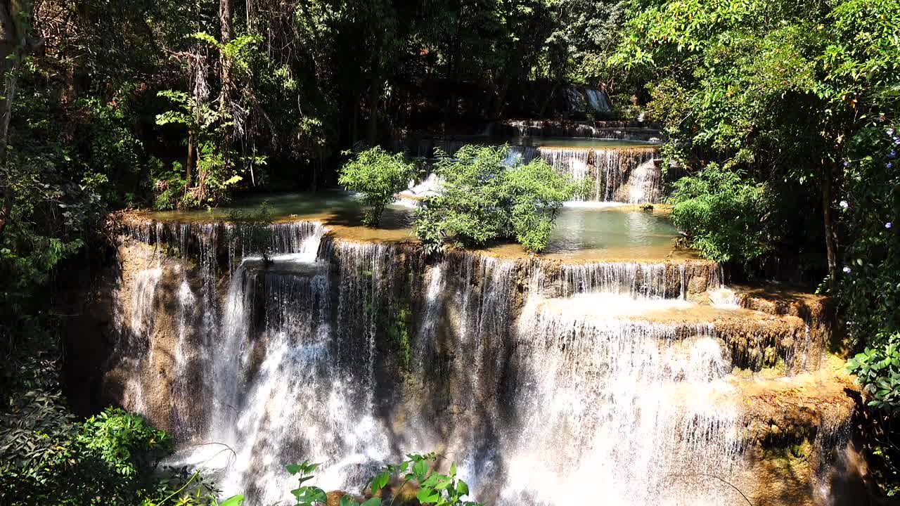 Thác nước trong rừng rậm Thái Lan.