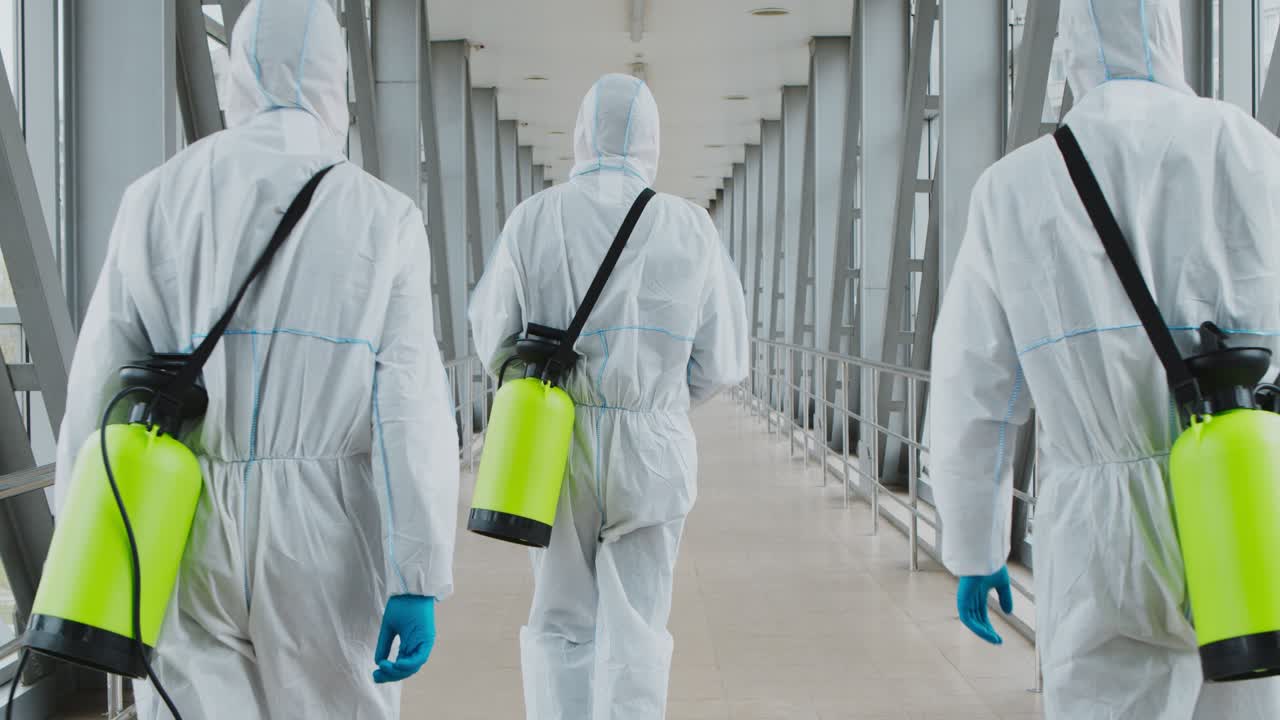 equipo de desinfección con equipo de protección