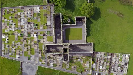 claregalway monasterio monasterio ruinas y cementerio, dron ángulo alto de arriba hacia abajo ascender
