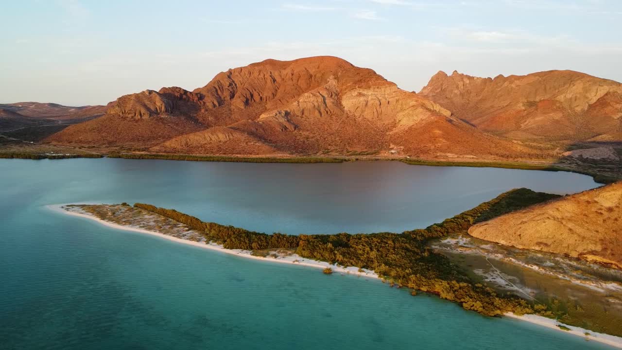 vista aérea sobre la playa balandra durante la majestuosa hora dorada en el desierto de baja california sur, méxico
