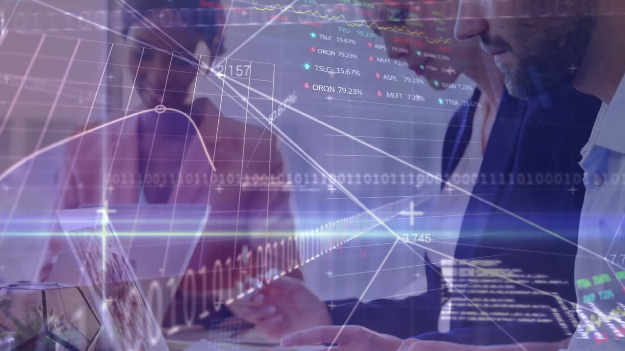 animación de procesamiento de datos estadísticos y de bolsa sobre hombre caucásico usando computadora portátil en la oficina.