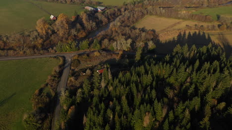 Colorida-Escena-Otoñal-De-Río-Y-Campos-En-Myrtle-Point,-Condado-De-Coos,-Oregon-Durante-El-Día---Toma-Aérea-De-Drones