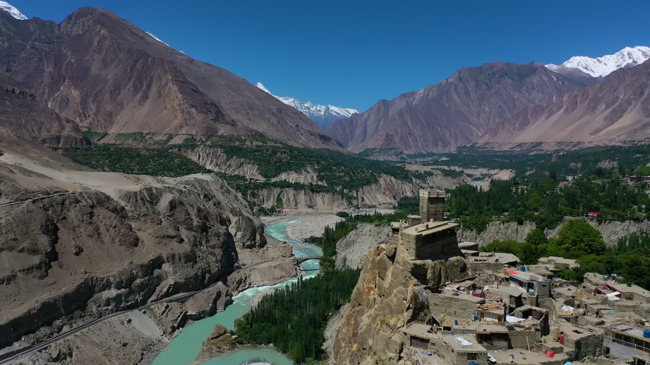 Pakistan'da manzaralı Hunza Nehri Vadisi ve Karakoram otoyolunun epik havadan görünümü.