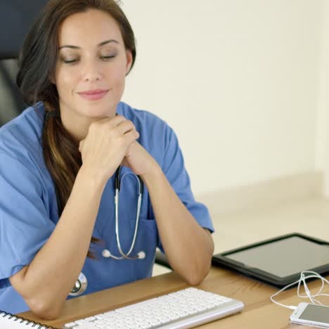 Trabajador-De-La-Salud-Con-Uniforme-Médico-Se-Sienta-En-La-Computadora