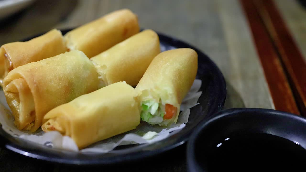 deliciosos rollos de primavera en un plato de servicio