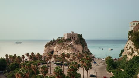 Vista-Aérea-Del-Castillo-De-Santa-María-Del-Isola-Tropea-Calabria-Italia