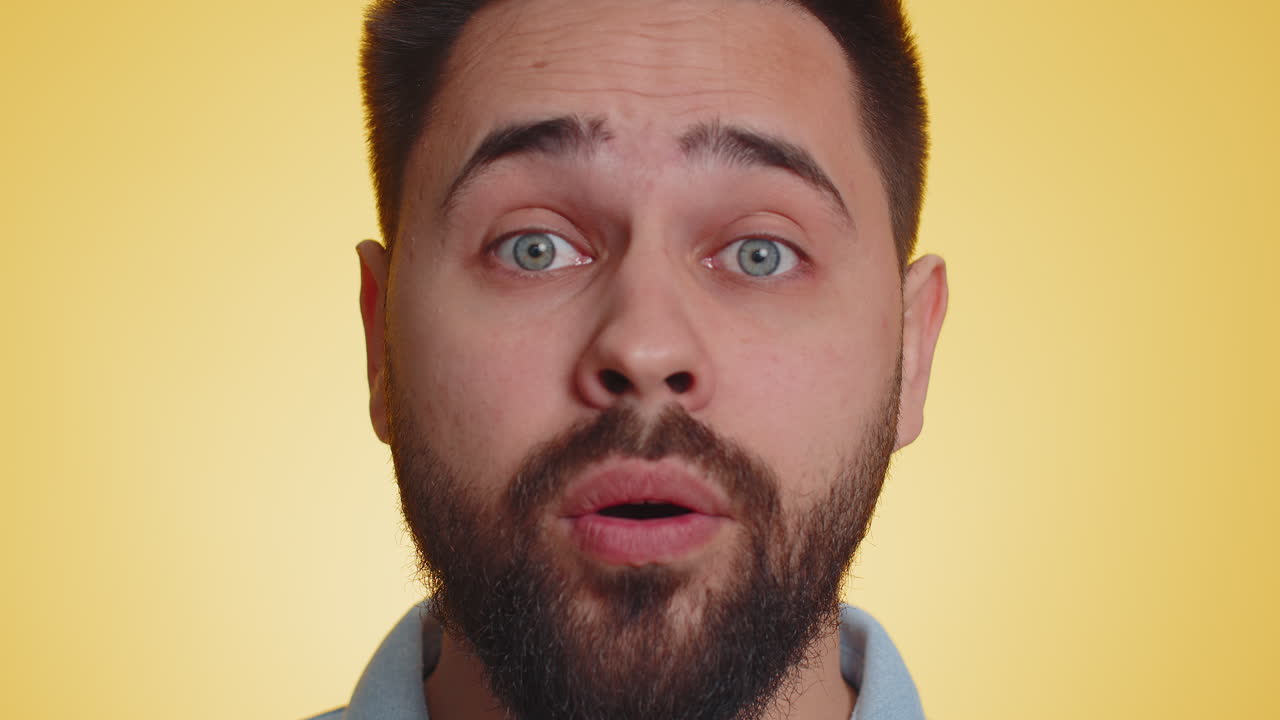 hombre asombrado sorpresa mirando a la cámara con ojos grandes conmocionado por la victoria repentina wow emoción