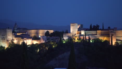 Alhambra-Bei-Nacht-Blick-Vom-Aussichtspunkt-San-Nicolas-In-Granada,-Spanien