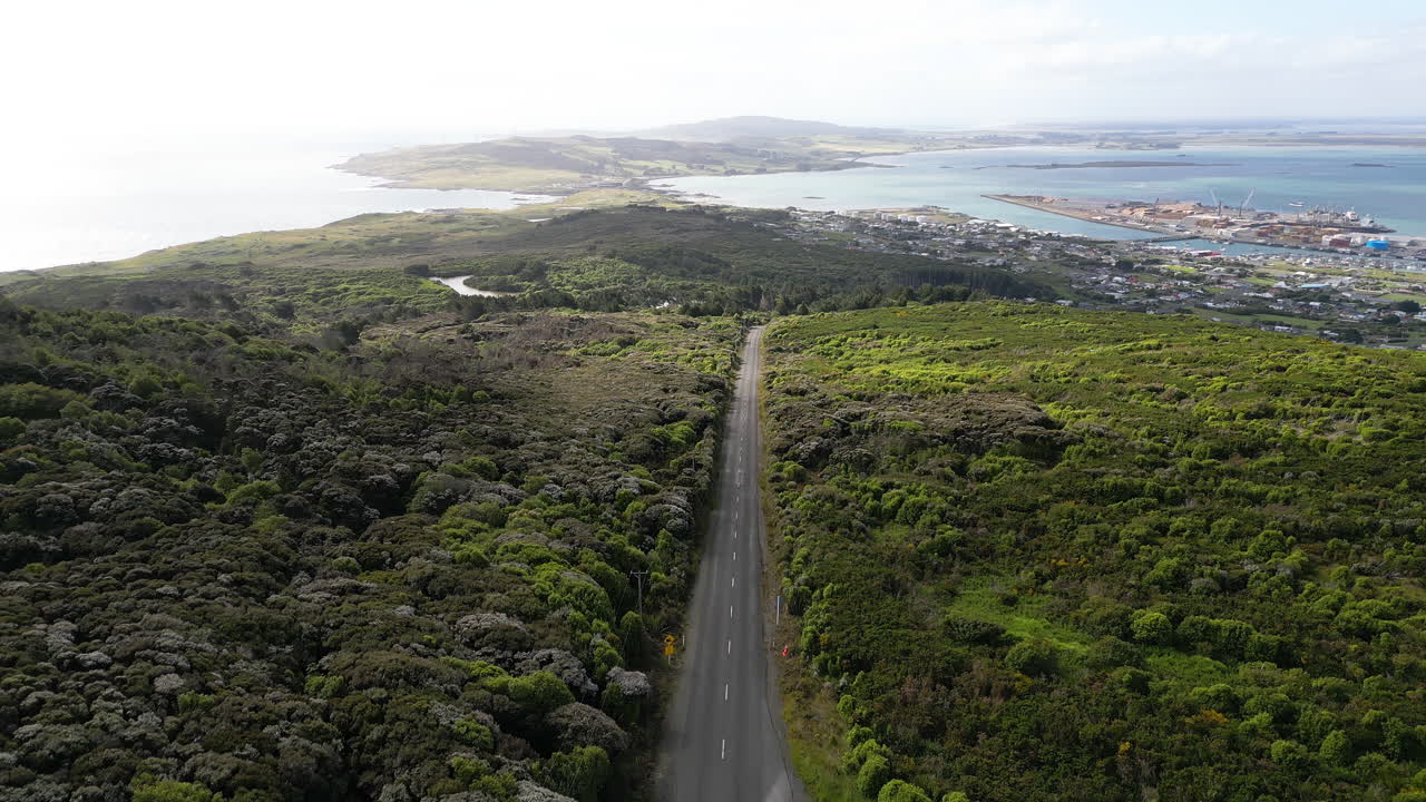 허세 관점에서 고독한 좁은 도로를 드러내는 공중 돌리