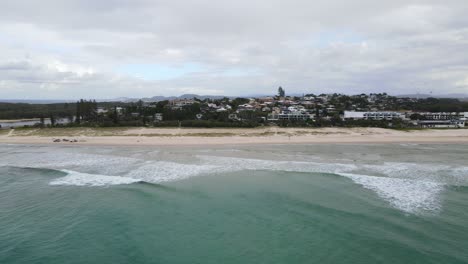 Increíble-Océano-En-La-Playa-Kingscliff-En-Australia---Toma-Aérea-De-Drones