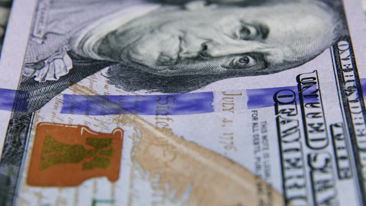 долларовые банкноты, бумажные деньги, обменный курс валюты. наличные банкноты. концепция финансов и инвестиций. сто американских долларов. бизнес-экономика