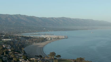 Gran-Altitud-Del-Muelle-De-Popa-En-Santa-Barbara,-California,-Durante-La-Puesta-De-Sol