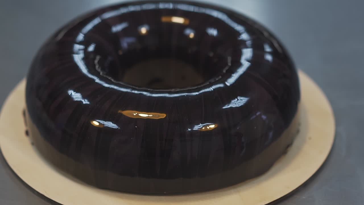 유리 된 도 은 요리 금속 테이블 에 있는 평평 한 접시 에 서 있다