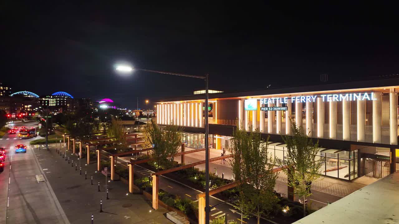 Plano panorámico amplio con estabilizador del terminal del ferri de Seattle por la noche en Washington. 4K