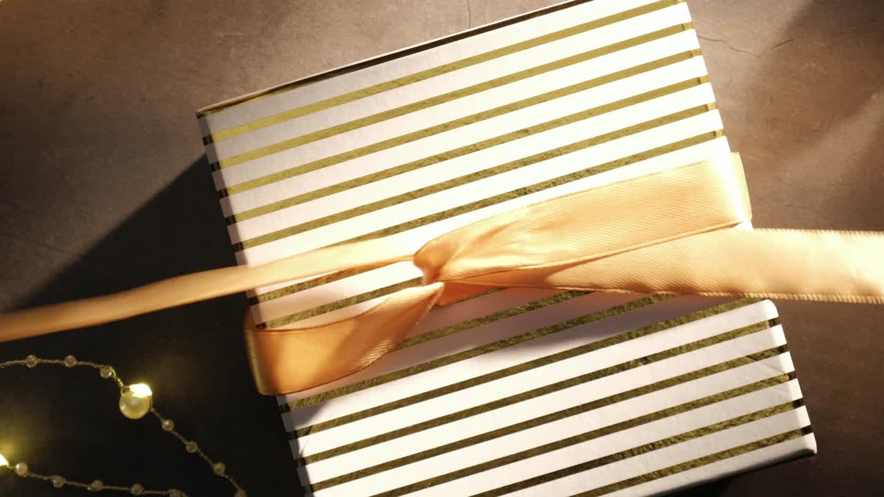 현재 풀림, 황금 리본, 메리 크리스마스 조명 및 장식 근접 촬영의 평면도