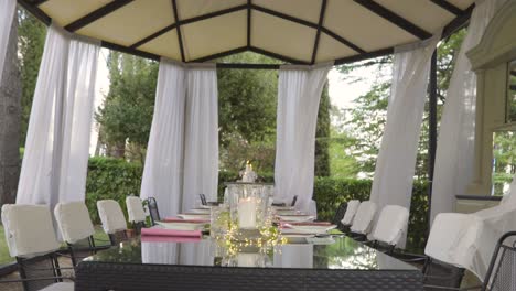 estructura de gazebo abierta con mesa establecida para la comida de almuerzo de celebración de una fiesta de bodas