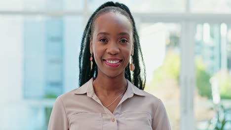 Cara,-Diseñadora-Y-Mujer-Negra-Feliz-En-La-Ajetreada