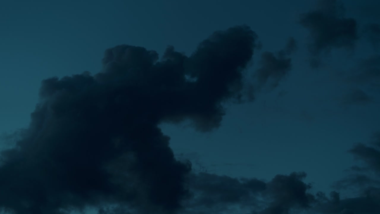 время драматического захода солнца, красочные облака, золотой час, сумерки.